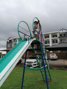 osoba na zjeżdżalni na placu zabaw w obiekcie The Blyde Riverwalk estate, Crystal Lagoon w mieście Pretoria