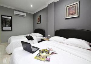 Postel nebo postele na pokoji v ubytování Puteri Ampang Hotel