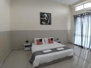 Ένα ή περισσότερα κρεβάτια σε δωμάτιο στο New Vacation Double Storey Home