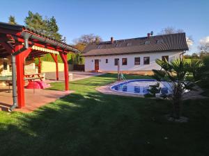 einen Hinterhof mit einem Pool und einem Haus in der Unterkunft Chalupa Trosenka in Troskovice