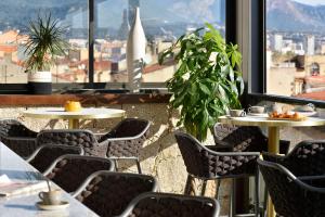 Nespecifikovaný výhled na hory nebo výhled na hory při pohledu z hotelu