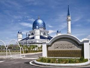 a blue and white building with a blue dome at Muslim Homestay D'Bertam, Kepala Batas, Penang in Kepala Batas