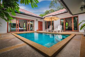 Der Swimmingpool an oder in der Nähe von Khanom Sea Beach Resort