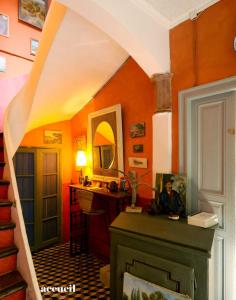 a hallway with an archway in a room with a table at La Vigne Bleue in Olonzac