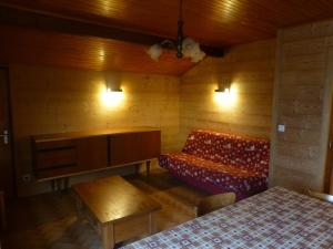 una camera con divano, panca e tavolo di Le Fayet d'en haut ad Abondance
