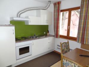 A kitchen or kitchenette at Steinhauswirt