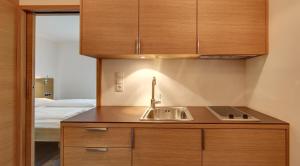 A kitchen or kitchenette at Steinhauswirt