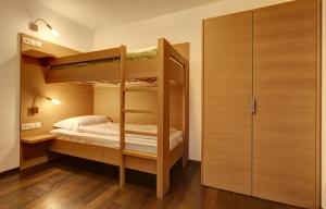 A bed or beds in a room at Steinhauswirt