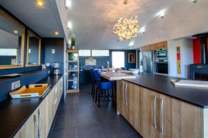 Η κουζίνα ή μικρή κουζίνα στο Maison d'hôtes Anne Fouquet +28 φωτογραφίες