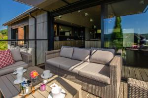 un patio con sofá y una mesa en una terraza en Maison Anne Fouquet, en La Roque-Gageac