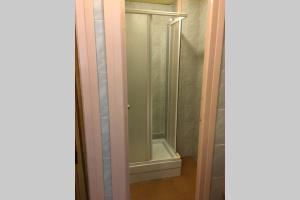 ducha en una habitación con puerta de cristal en El Piset de Amposta - Delta del Ebro, en Amposta