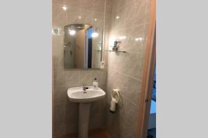 un baño con lavabo y espejo en El Piset de Amposta - Delta del Ebro, en Amposta
