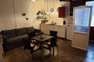 een woonkamer met een tafel en stoelen en een keuken bij El Piset de Amposta - Delta del Ebro in Amposta