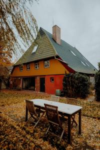 a table and chairs in front of a house at Altes Fährhaus & Bäckerhaus (komplett) in Wewelsfleth