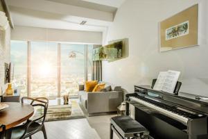 Telewizja i/lub zestaw kina domowego w obiekcie 30th+ Floor Apartments in Sky Tower