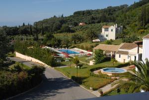 Θέα της πισίνας από το Rebecca's Village Corfu Hotel ή από εκεί κοντά