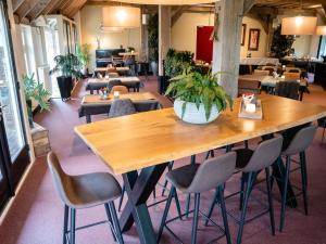 Un restaurante o sitio para comer en De Raayhof