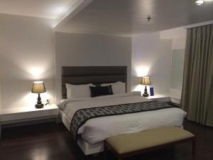Letto o letti in una camera di Golden Tulip Jaipur