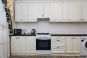 Kuchyň nebo kuchyňský kout v ubytování center apartments zarechny residential complex