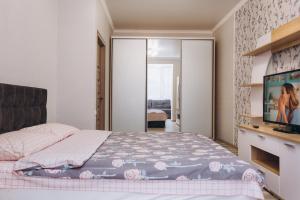 Postel nebo postele na pokoji v ubytování center apartments zarechny residential complex