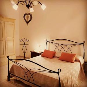 um quarto com uma cama com duas almofadas em Rosanera&Linus em Manduria