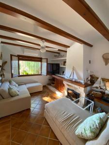 - un salon avec un canapé et une cheminée dans l'établissement Royal Garden Santa Clara, à Jávea