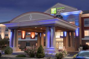 un hotel con un edificio con luces azules en Holiday Inn Express Hotel & Suites Binghamton University-Vestal by IHG, en Vestal