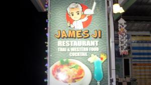 ein Schild für das Restaurant James, das für Müsli verwendet wird in der Unterkunft Lanta Triple Novel in Ko Lanta