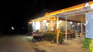stacja benzynowa w nocy z motocyklami zaparkowanymi na zewnątrz w obiekcie Lanta Triple Novel w mieście Ko Lanta