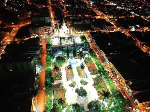 una vista aérea de un edificio por la noche con luces en Hotel Sion, en Monte Sião