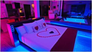 - une chambre dotée d'un lit avec un cœur incliné dans l'établissement Suite Rural Carenas, à Carenas