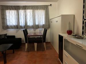 ein kleines Wohnzimmer mit einem Tisch und einem Sofa in der Unterkunft Apartamento Turístico Edificio Monte Oiz 1 in Sierra Nevada