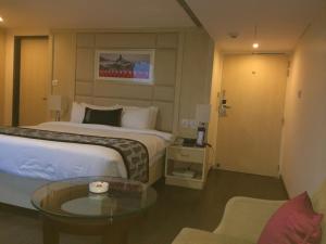 Letto o letti in una camera di Golden Tulip Jaipur