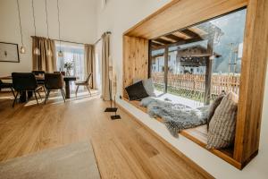 uma sala de estar com um sofá e uma grande janela em Haus Wildmoos em Sankt Martin bei Lofer