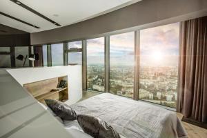1 dormitorio con vistas a la ciudad en 30th+ Floor Apartments in Sky Tower, en Wroclaw