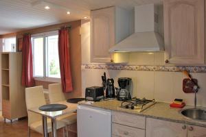 a kitchen with a sink and a counter top at Jardin de Aridane in El Paso