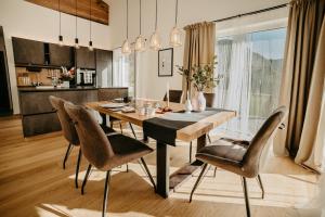 cocina y comedor con mesa y sillas en Haus Wildmoos en Sankt Martin bei Lofer