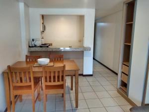 a kitchen and dining room with a table and chairs at Imo Apart Pipa's Ocean in Pipa