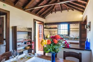 un jarrón de flores sobre una mesa en una cocina en Casa Palmera, en Puntagorda
