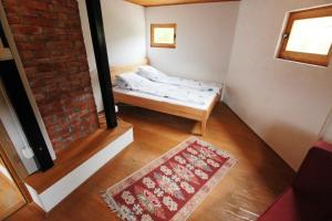 ein kleines Zimmer mit einem Bett und einer Ziegelwand in der Unterkunft Svetionik Apart in Konjic