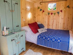 ベトウス・ア・コーエドにあるSiabod Hutsの木製の壁のベッドルーム1室(ベッド1台付)