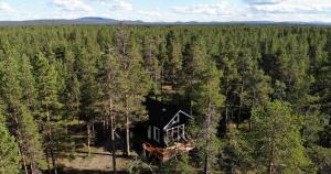 uma vista aérea de uma casa na floresta em LapinTintti Eco-Cabin in Inari em Inari