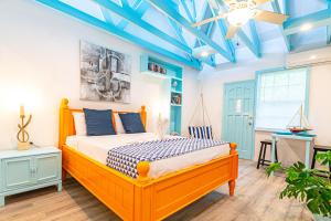 Ein Bett oder Betten in einem Zimmer der Unterkunft Studio Candy at Viking Hill - Love Beach