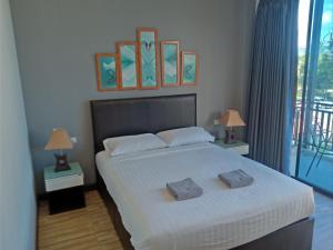 廊开Wixky hotel的一间卧室，床上有两个枕头 更多37张照片