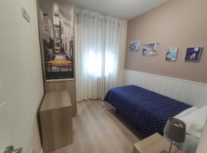 a small bedroom with a bed and a blue bedspread at Apartamento Rosa Park in Toledo