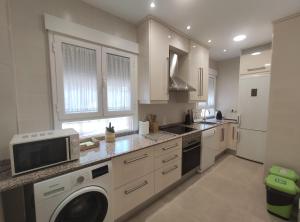 a kitchen with a washer and dryer in it at Apartamento Rosa Park in Toledo