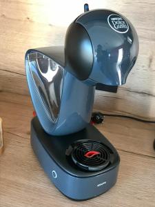 einem Mixer auf einem Holztisch in der Unterkunft Villa Charles in Francorchamps
