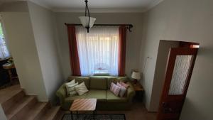 Гостиная зона в Authentic Flat on the Castle Road with a View