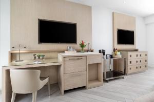 TV a/nebo společenská místnost v ubytování H2O Suites- Adults Only