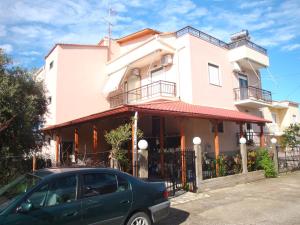 a green car parked in front of a building at Filaktos Studios in Skala Sotiros